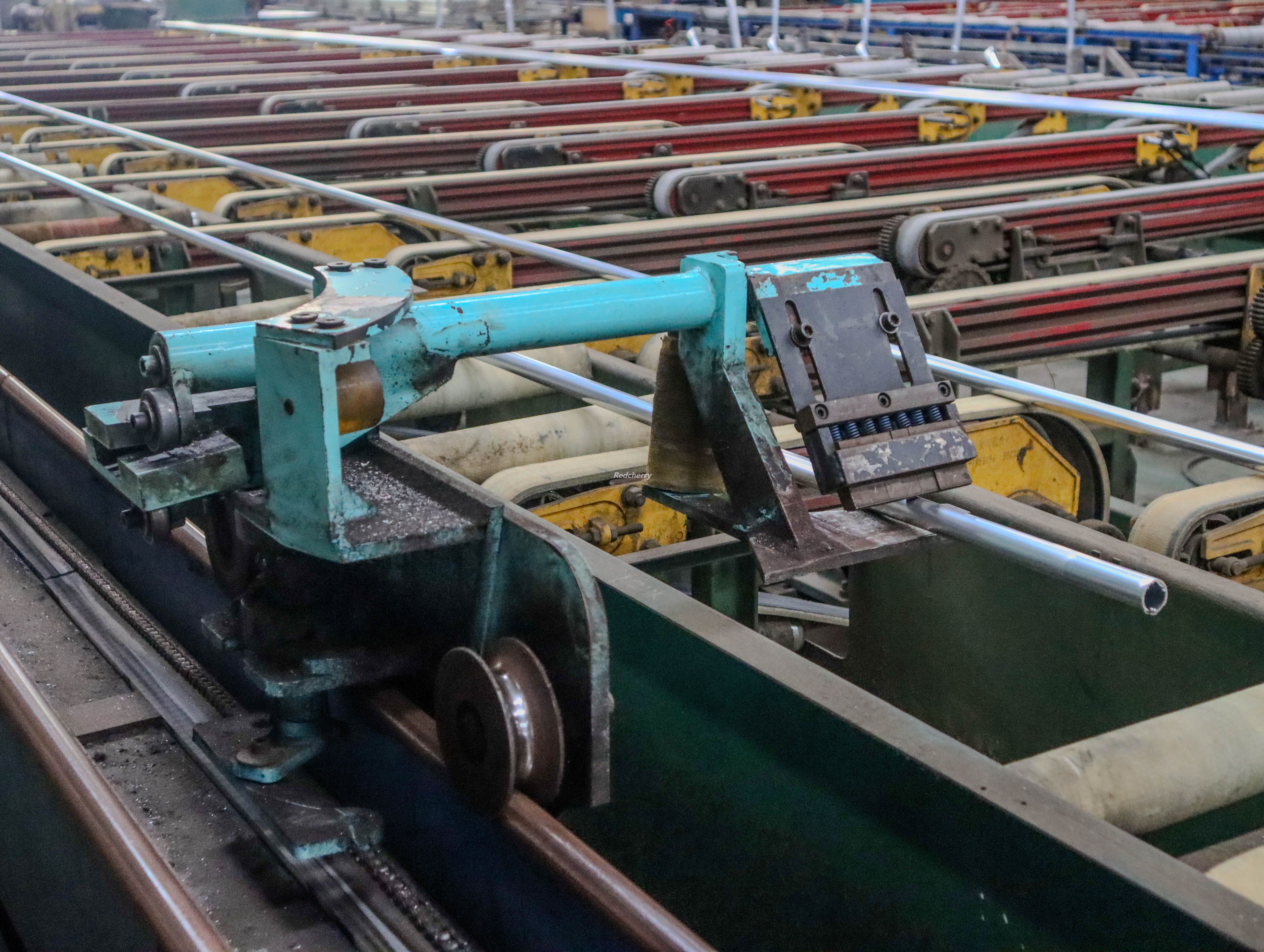 Aluminum extrusion manufacturing process flowchart showing heating, extrusion, cooling, stretching, aging, and surface treatment steps.