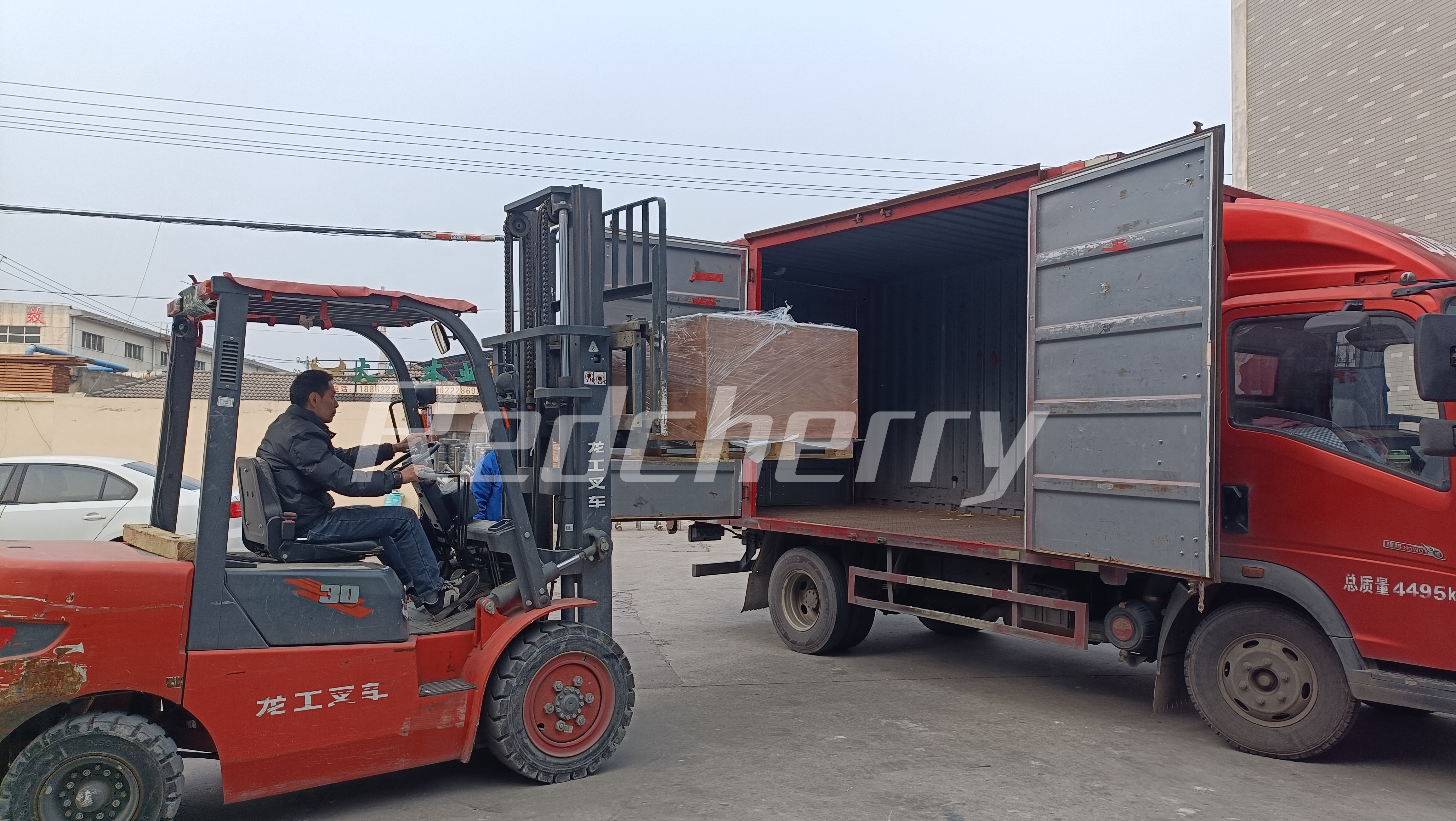 international-shipping-containers-loaded-with-aluminum-profiles-for-export