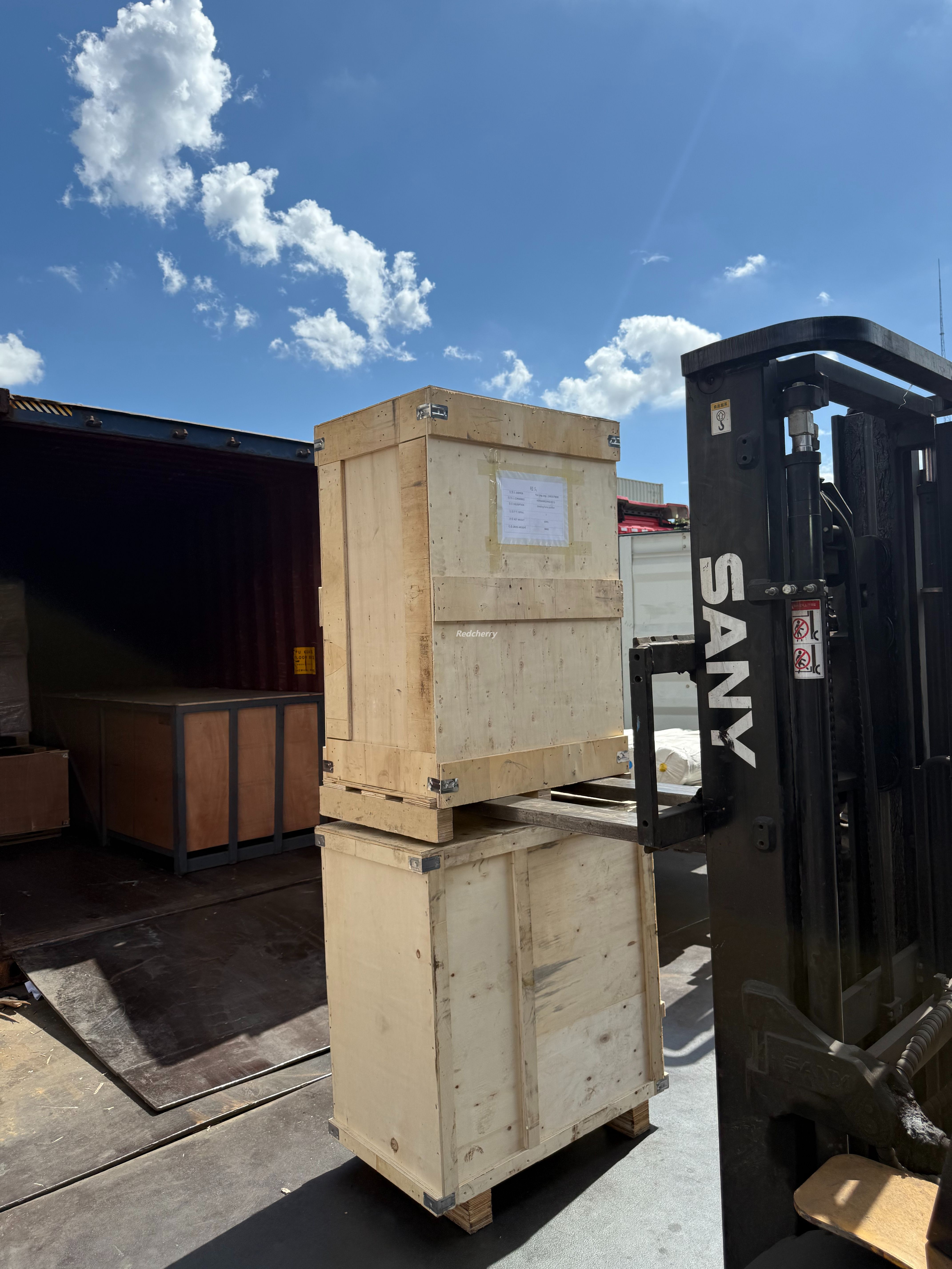 Container loading of aluminum finned tube wooden crates at a Chinese factory with full documentation and video recording.